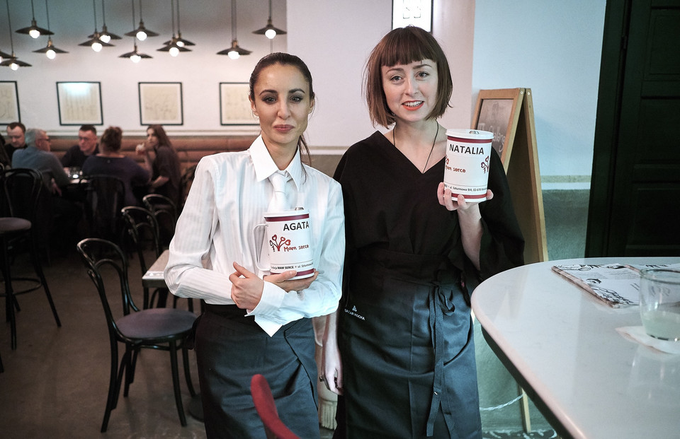 Agata Nizińska i Natalia Przybysz jako kelnerki na rzecz fundacji