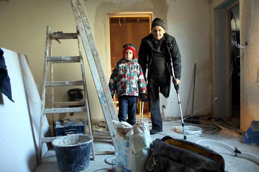 Siedmioletni Gracjanek i jego tata Stefan po raz pierwszy zobaczyli swój nowy dom. Trwa tu remont