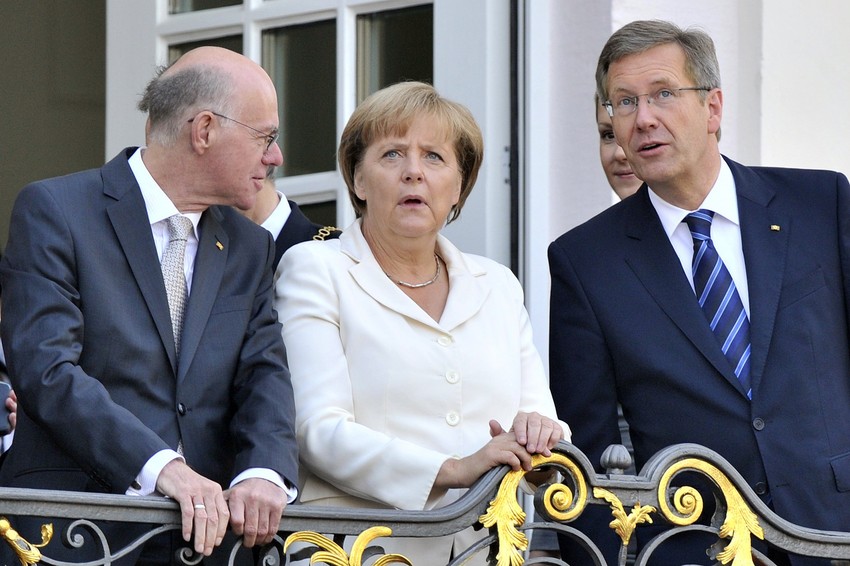 Nemačka kancelarka Angela Merkel i predsednik Kristijan Vulf prisustvuju ceremoniji