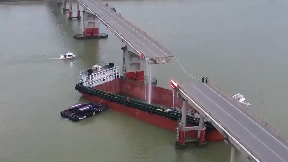 Chiny. Statek staranował most w Kantonie. Samochody wpadły do wody