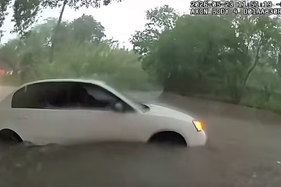 (VIDEO) "IMAMO BEBU U AUTU!" Roditelji bili zarobljeni sa detetom u kolima u vodi, spaseni U POSLEDNJOJ SEKUNDI