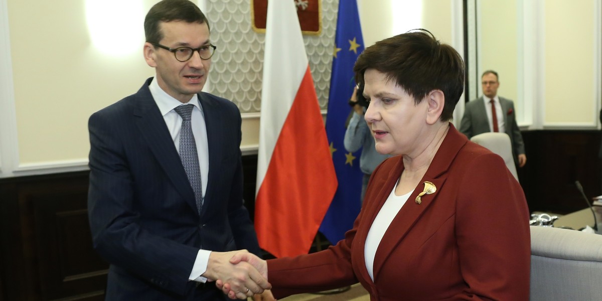 Mateusz Morawiecki otrzymał w 2017 r. dodatkowe 75 100 zł, a Beata Szydło - 65 100 zł