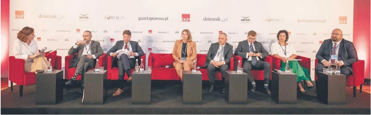 Uczestnicy: Michał Byliniak, dyrektor generalny Związku Pracodawców Innowacyjnych Firm Farmaceutycznych INFARMA; Marcin Czech, prezes zarządu Polskiego Towarzystwa Ekonomicznego; Magdalena Kołodziej, prezes zarządu Fundacji My Pacjenci; Juliusz Krzyżanowski, Counsel, Baker McKenzie; Maciej Miłkowski, wiceminister zdrowia; Magdalena Mycek, departament polityki lekowej i farmacji w Ministerstwie Zdrowia; Grzegorz Rychwalski, wiceprezes Krajowych Producentów Leków