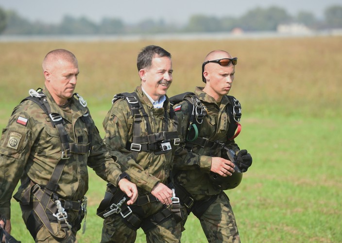 Ambasador USA skoczył na spadochronie