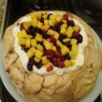 Gyümölcsös-mascarponés Pavlova torta