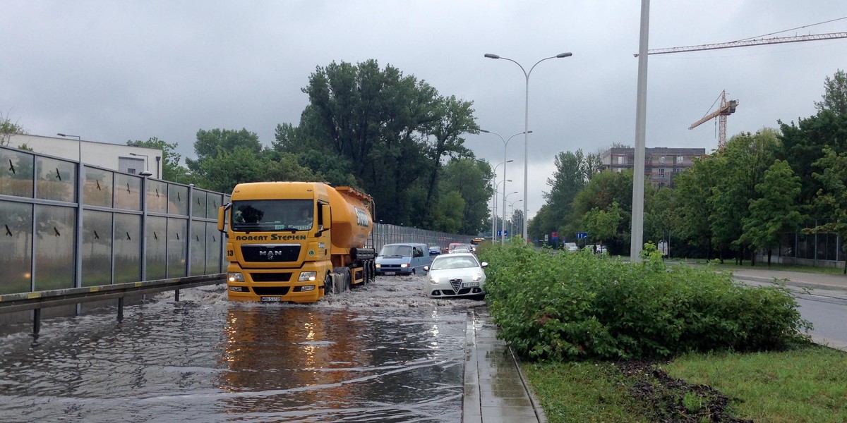 Utrudnienia w Warszawie po nocnych ulewach