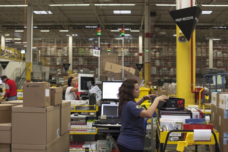 <a href='http://forsal.pl/artykuly/839468,taniej-sie-nie-da-amazon-szuka-pracownikow-nawet-w-schroniskach-dla-bezdomnych.html' style='color: blue'>Taniej się nie da. Amazon szuka pracowników nawet w schroniskach dla bezdomnych</a>
<br>
Skaner odlicza pracownikowi magazynów Amazona czas i drogę. 26 sekund, 18,7 sekund na dojście. I tak przez 10 godzin. Do obsłużenia nieskończona ilość paczek – relacjonuje jeden z pracowników amerykańskiego giganta.