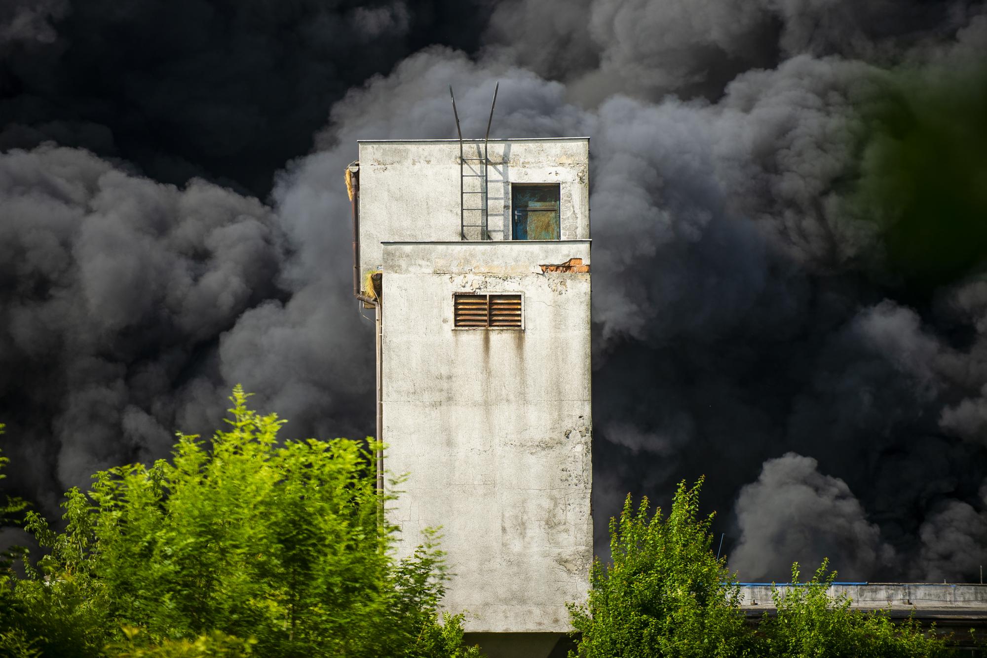 V Rovinke v okrese Senec vypukol vo štvrtok 22. júna 2023 požiar v areáli firmy na Majerskej ulici.