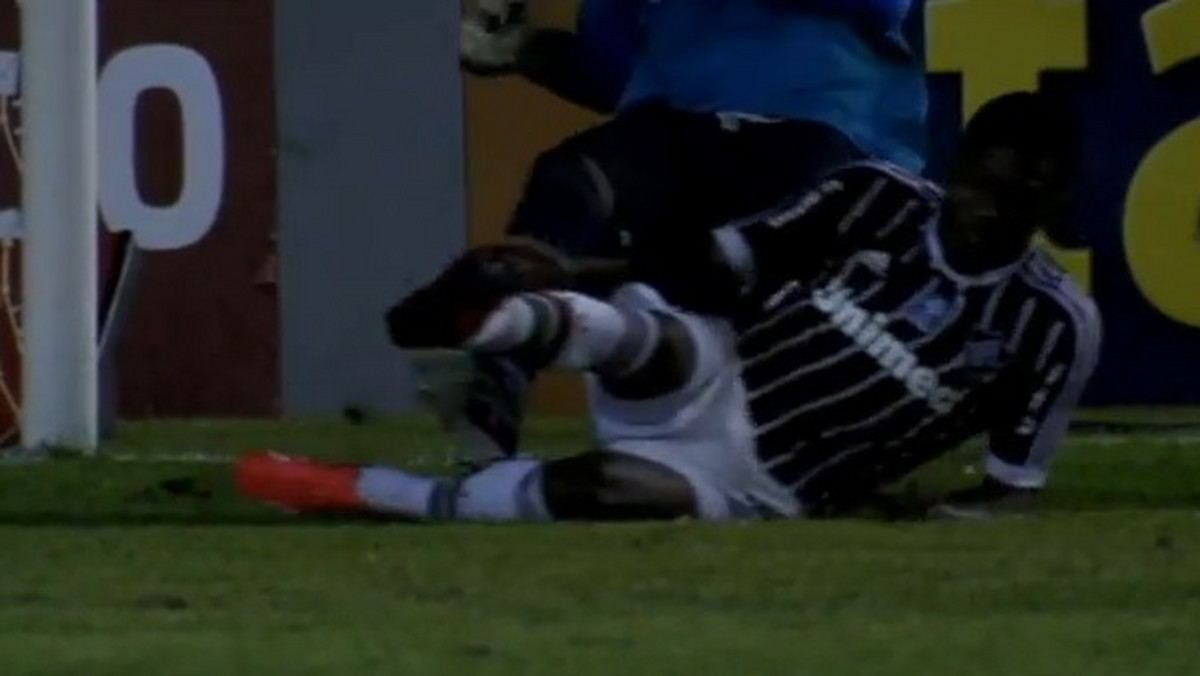 W jednym z ostatnich spotkań piłkarskich w Brazylii, w którym zmierzyły się drużyny Fluminense i Goias, jeden z napastników brutalnie potraktował bramkarza rywala.