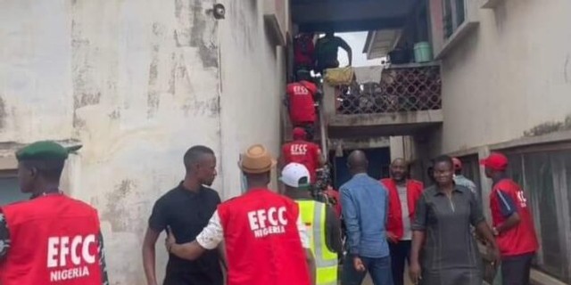  EFCC operatives arrested suspected vote buyers. (PM News)