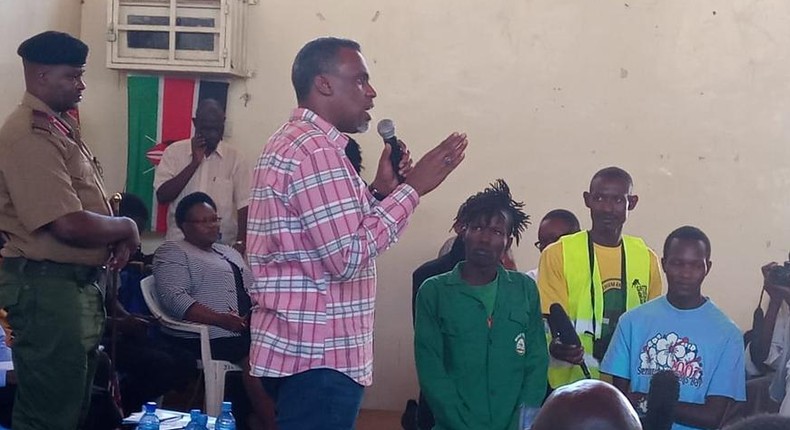 DPP Noordin Haji with residents of Kayole Estate during the Community Dialogue forum on Thursday (Twitter)