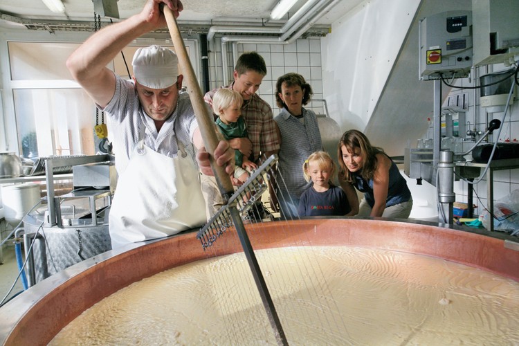 Warto odwiedzić fabrykę prawdziwego szwajcarskiego sera i sprawdzić, czy ma równie dużo dziur, co w reklamach