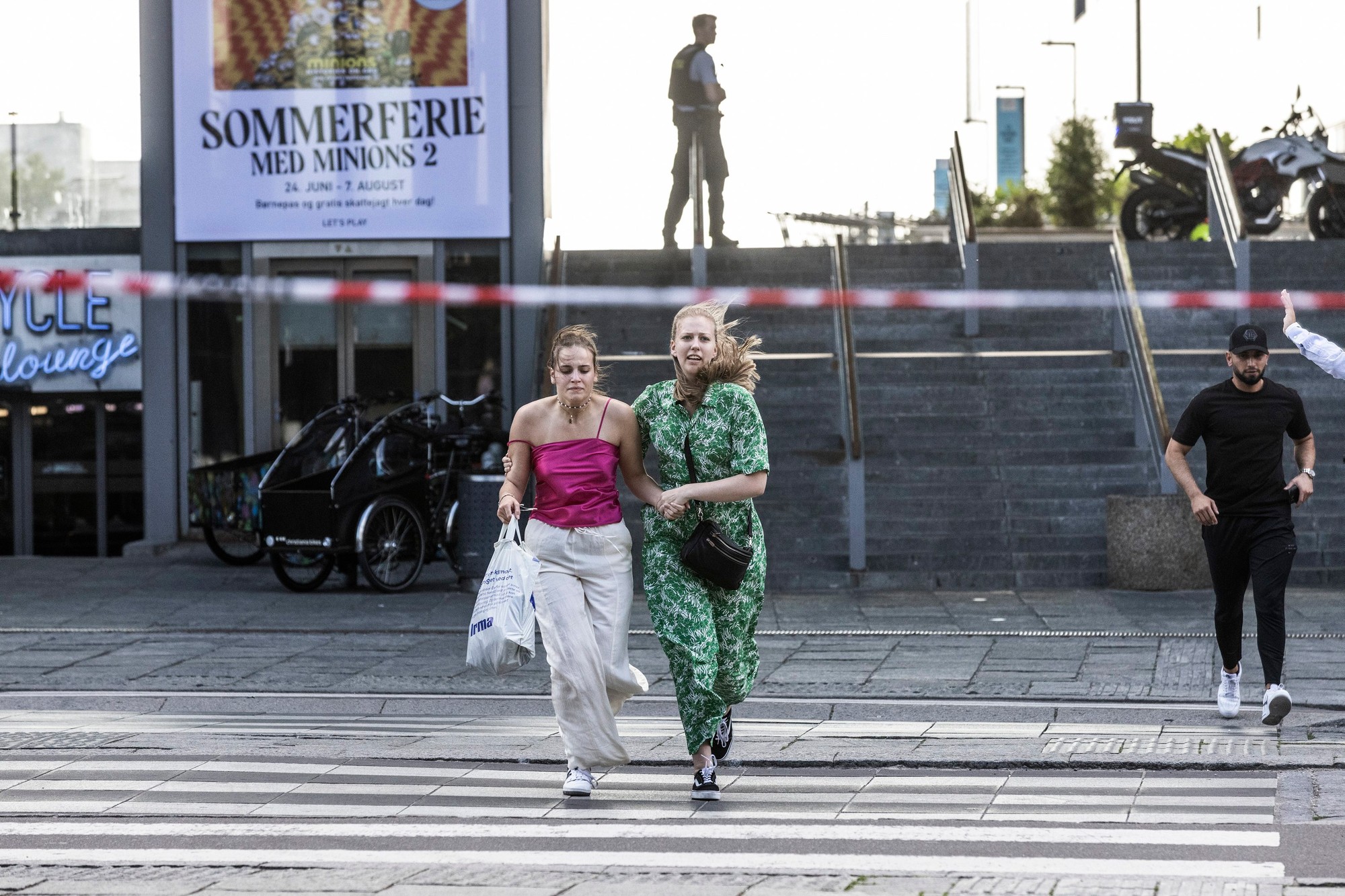 Ľudia utekajú z nákupného centra v Kodani. 
