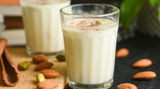 Mają mniej białka i więcej cukru. Napoje roślinne są mocno przetworzone i nie tak odżywcze, jak krowie mleko [BADANIE]