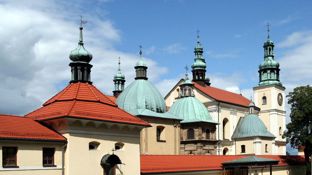 Suma pontyfikalna, którą celebrował metropolita krakowski kardynał Stanisław Dziwisz, była kulminacją niedzielnych uroczystości odpustu Wniebowzięcia Matki Bożej w sanktuarium pasyjno-maryjnym w Kalwarii Zebrzydowskiej.