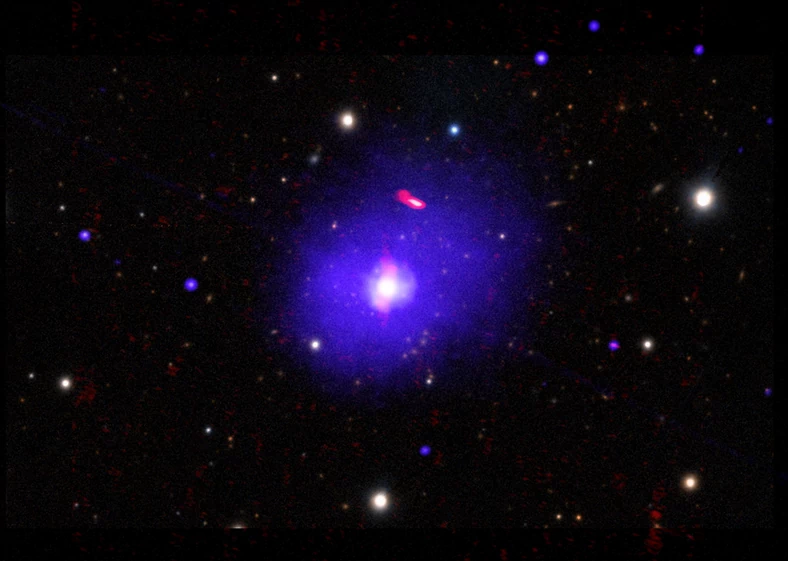 H1821+643 na zdjęciu uchwyconym z wykorzystaniem możliwości obserwatorium Chandra oraz kilku innych ośrodków.