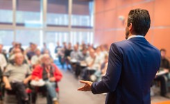 Światem rządzą dziś eksperci. Oddaliśmy władzę kaście 'wszechwiedzących' szamanów