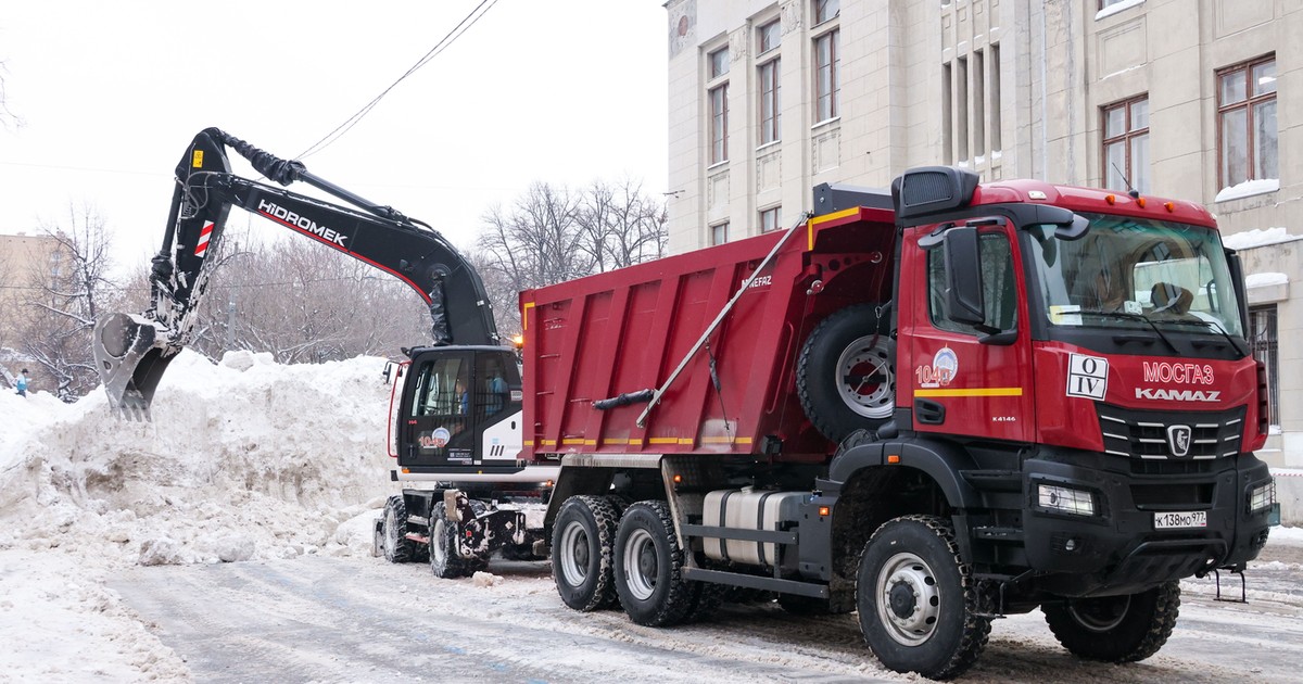 Ludzie zamarzają w domach, a dzieci lepią bałwany i jeżdżą na sankach. Rosja nie radzi sobie z zimą