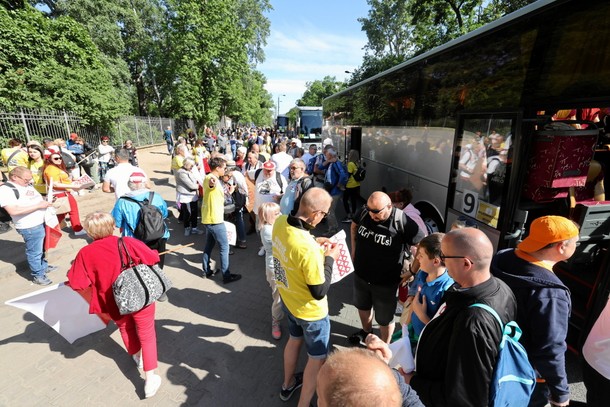 Ul. Agrykola w pobliżu Łazienek Królewskich, na którą zjeżdżają kolejne autokary.