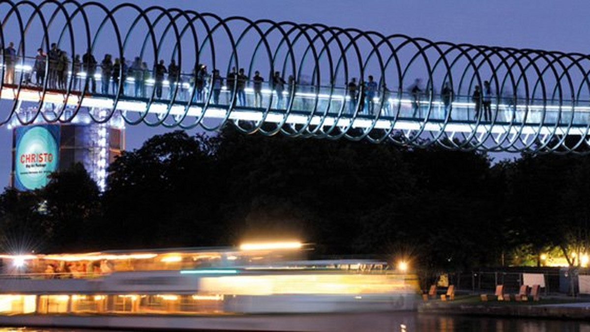 Jedną z największych atrakcji Oberhausen w Zagłębiu Ruhry jest kładka dla pieszych "Slinky Springs to Fame". 406-metrowy most projektu Tobiasa Rehbergera owija 496 aluminiowych spiral zainspirowanych popularną zabawką - sprężynką slinky.