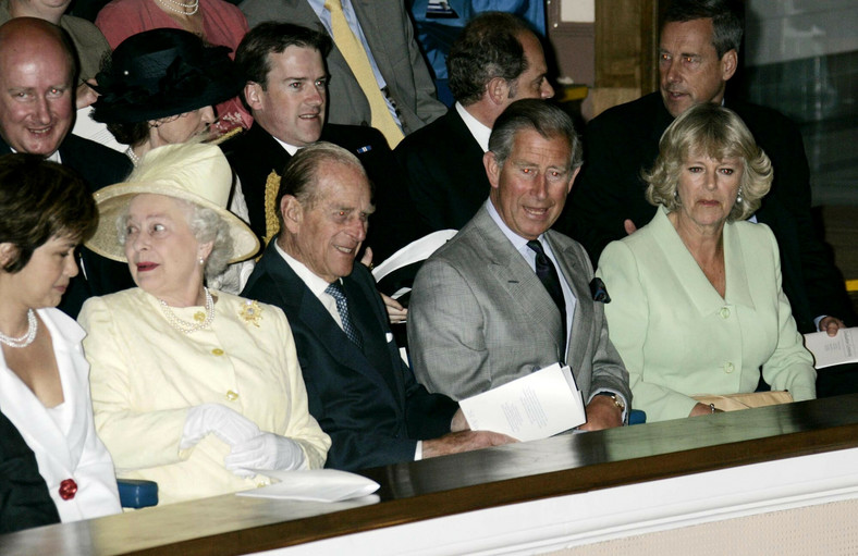 Elżbieta II, książę Filip, książę Karol i księżna Camilla na ceremonii zakończenia studiów księcia Williama na Uniwersytecie w St Andrews