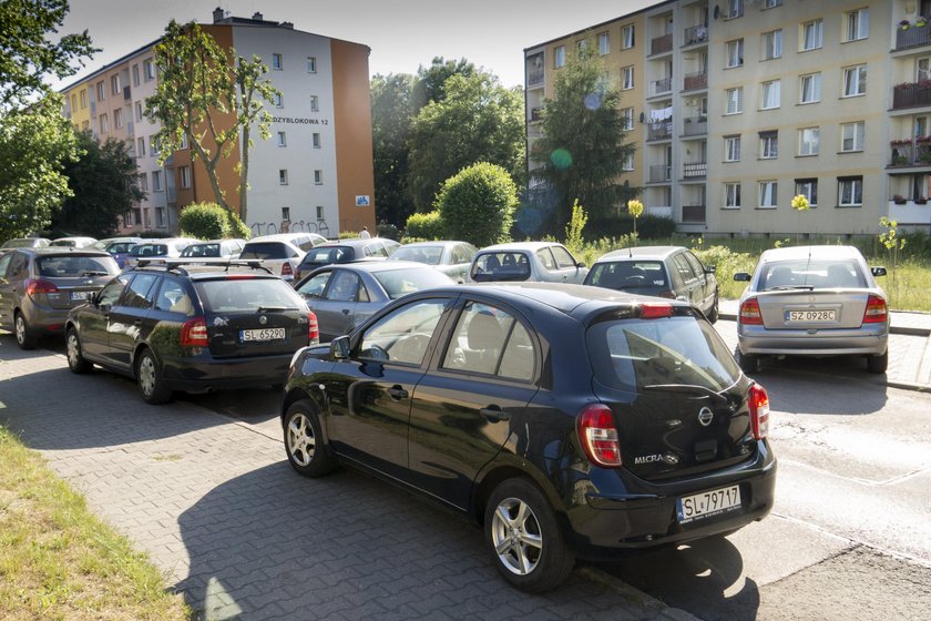 Zatłoczone parkingi w dzielnicy Halemba