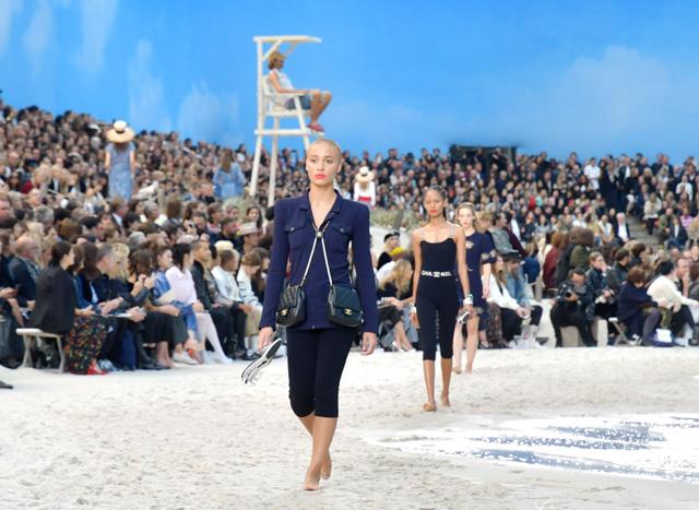 Őrület! A Chanel tényleg tengerpartot csinált Párizs közepére - Glamour