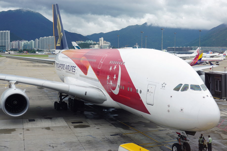 Singapore Airlines na 50-lecie utworzenia państwa namalowały flagę narodową na Airbusie A380