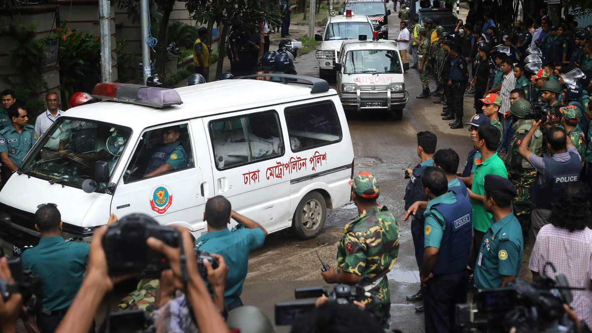 Zanim doszło do szturmu i odbicia z rąk terrorystów restauracji w Dhace, napastnicy zabili 20 zakładników, zarówno obcokrajowców, jak i obywateli Bangladeszu - poinformowało wojsko. Wcześniej armia podawała, że zabici to wyłącznie obcokrajowcy.