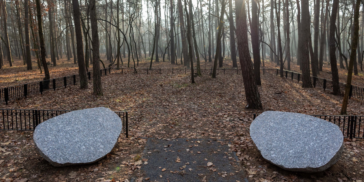 W Poznaniu powstał las pamięci, ale prawo nie zezwala na rozsypywanie tutaj prochów zmarłych. 