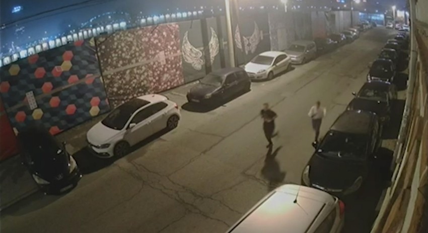 Ovde se vidi mladić kako trči u crnim patikama