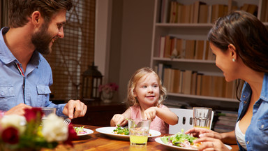 Jak powinna wyglądać rodzinna kolacja? Czas budowania relacji pomiędzy bliskimi