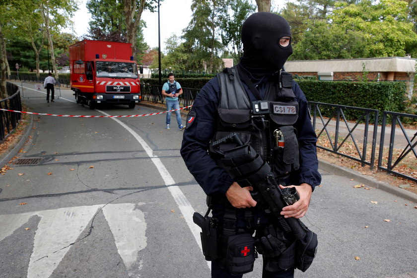 Atak nożownika w miejscowości Trappes na przedmieściach Paryża