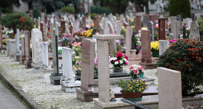 Skandal na cmentarzu w Dębnie. "Ktoś dołożył zmarłego". Teraz ludzie pilnują grobów