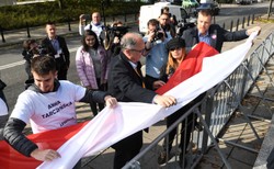 Happening przed Sejmem. Szef SLD obiecuje likwidację barierek