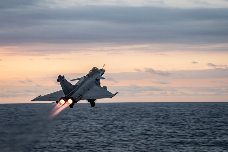 Rafale M starujący z pokładu lotniskowca. Indie posiadają obecnie dwa lotniskowce.