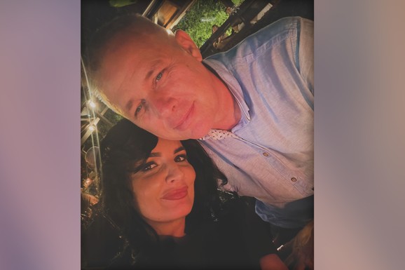 LJUBAV CVETA U ROMANTIČNOJ NOĆI! Milena Popović i Igor Jurić u prisnom zagrljaju: Izašli u grad, a evo ko im je pevao