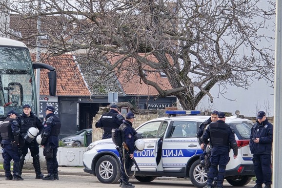 NAPALI MUŠKARCA PALICOM, PA GA UBOLI NOŽEM! Jezivi napad usred dana na Čukarici: Žrtva u bolnici, policija traga za nasilnicima