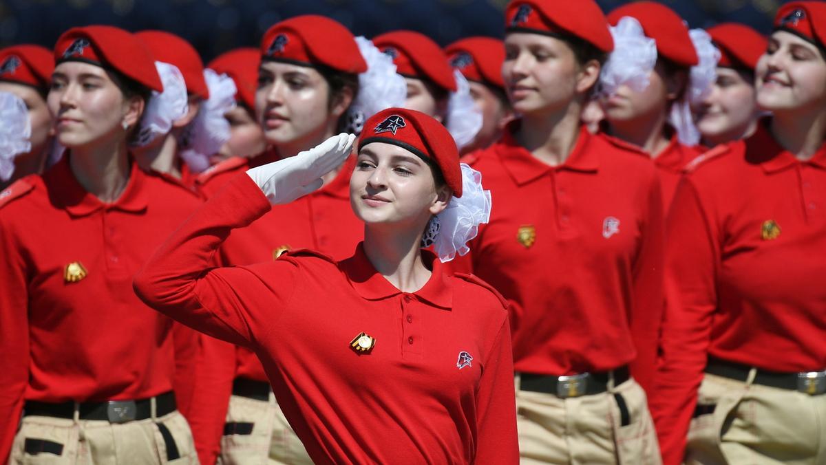 Młodzi kadeci podczas parady wojskowej z okazji 75. rocznicy zakończenia II wojny światowej, 24 czerwca 2020 r.