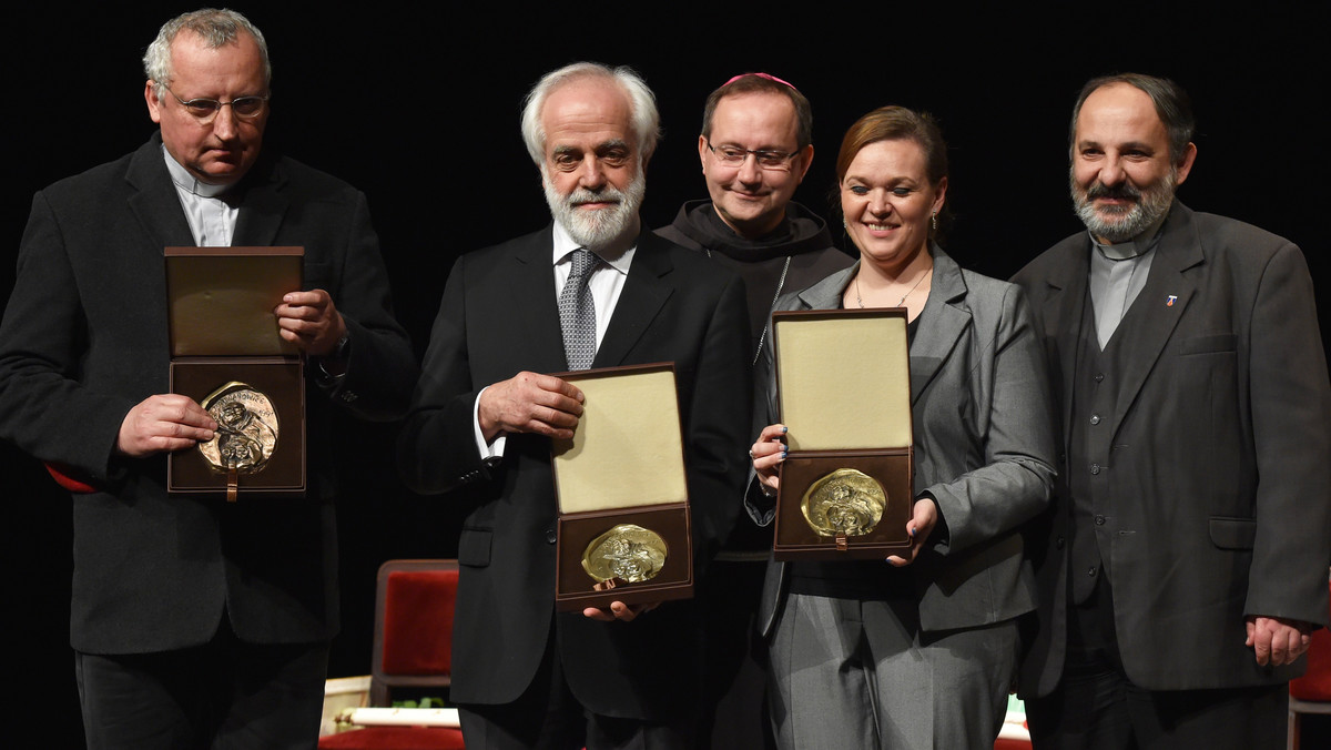 W krakowskim Teatrze im. Juliusza Słowackiego już po raz 19 wręczono Medale św. Brata Alberta. To wyróżnienia dla osób niosących pomoc niepełnoprawnym. W tym roku otrzymali je Justyna Kowalczyk, ks. Henryk Zątek i Francuz Alain Michel.
