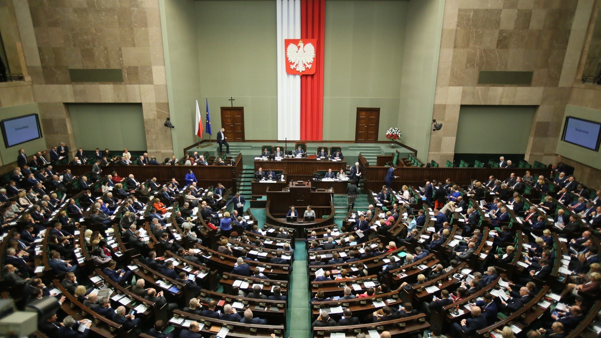 Sejm uchwalił dziś ustawę, która podwyższa od 1 marca 2017 r. najniższą emeryturę i rentę do 1 tys. zł. Ustawa zmienia też zasady waloryzacji świadczeń. Za uchwaleniem ustawy było 389 posłów, 8 było przeciw, 33 wstrzymało się od głosu. Ustawa trafi teraz do Senatu.