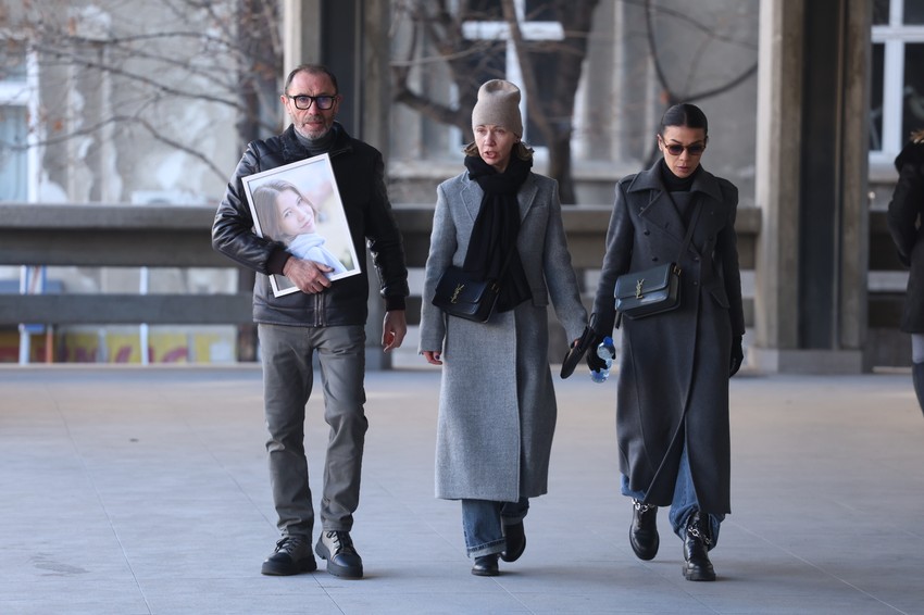 Tata malene Angeline nosi sliku svoje ćerkice