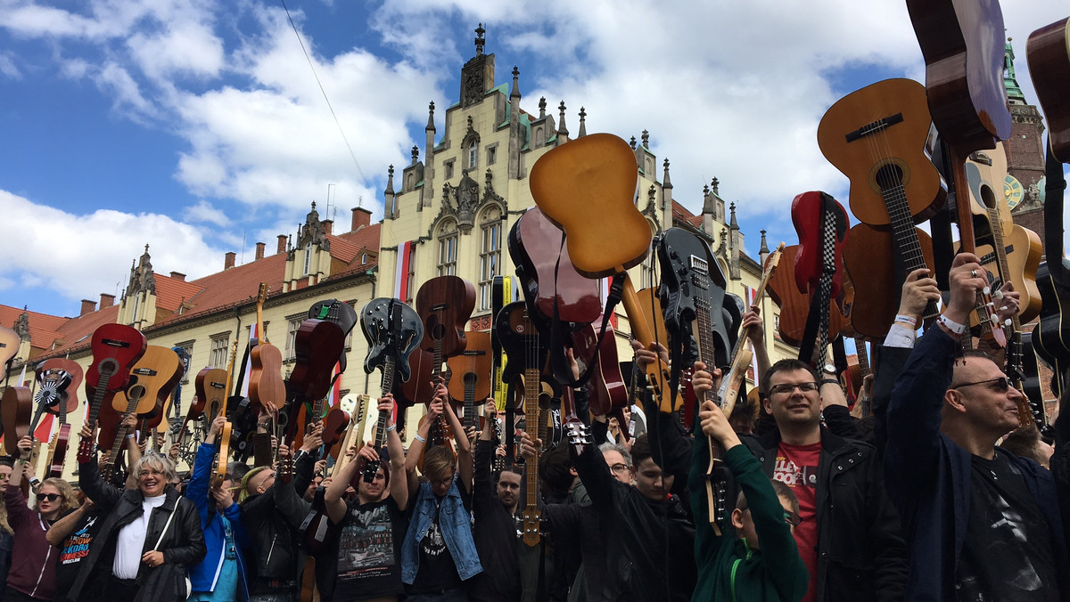 Wrocław szykuje się już do kolejnej próby bicia Gitarowego Rekordu Guinnessa, która tradycyjnie odbędzie się 1 maja. Dzień wcześniej po raz pierwszy na Rynku zostanie zorganizowany Światowy Dzień Krasnoludka z Gitarą. Wtedy też utwór "Hey Joe" zagrają dzieciaki.