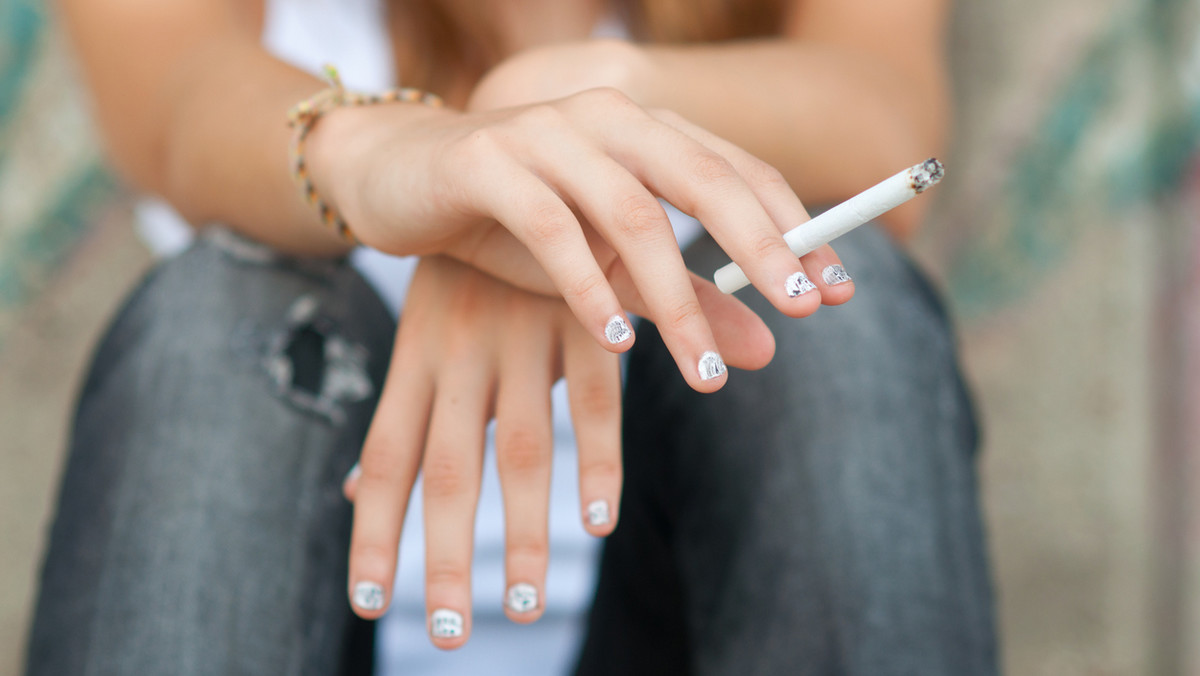 Światowa Organizacja Zdrowia alarmuje: prawie połowa nastolatków w wieku 13 - 15 próbowało już palić papierosy. Jeszcze bardziej niepokoją wyniki badań przeprowadzone m.in. w polskich gimnazjach - prawie 60 proc. uczniów w wieku 14 lat przynajmniej raz zapaliło papierosa. Od nikotyny uzależnione są już dzieci w wieku 12-14 lat. Ma to niebagatelny wpływ na wyniki w nauce.