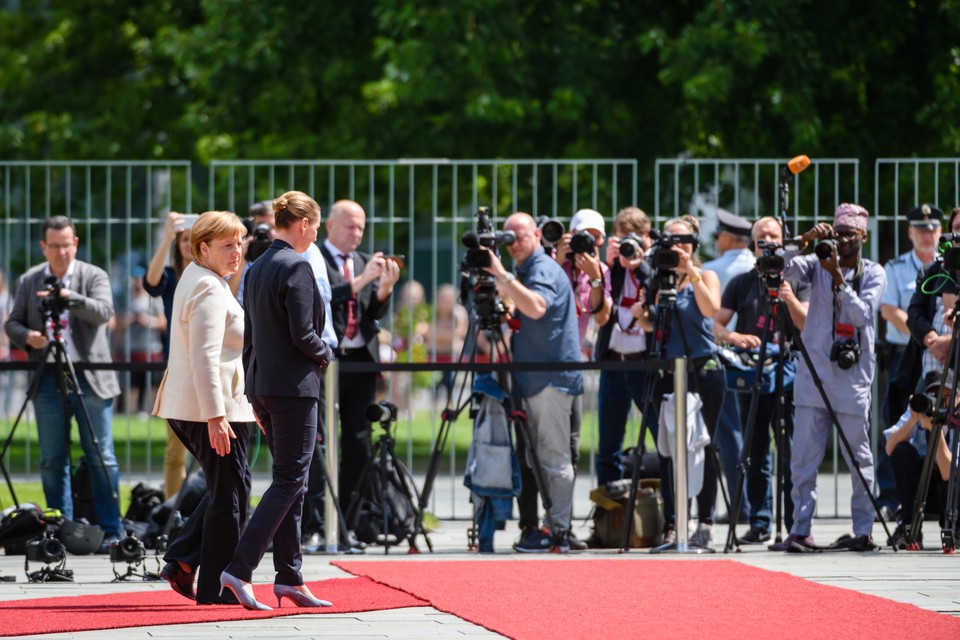 Angela Merkel wysłuchała hymnów na siedząco