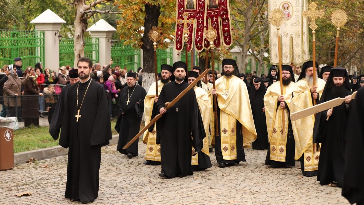 Mii de pelerini la procesiunea „Calea sfinților” din București de Sfântul Dimitrie cel Nou