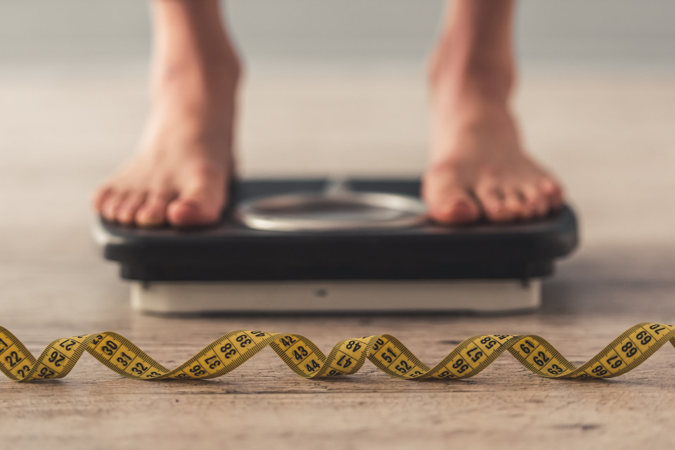 5. Nie panikuj, jeśli na wadze pojawi się kilogram więcej. To nie oznacza, że wyglądasz jak przed rozpoczęciem diety 
