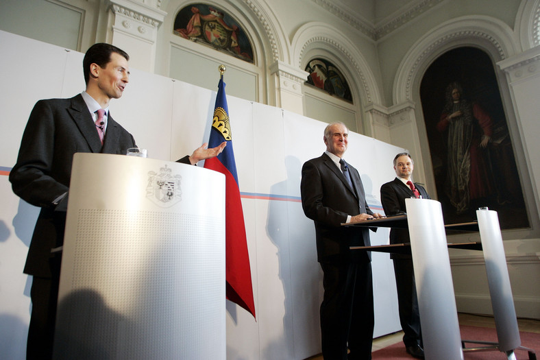 Książę Alois, premier Liechtensteinu Otmar Hasler i  Klaus Tschuetscher przyszły szef rządu księstwa ogłaszają poluzowanie tajemnicy bankowej. Fot. Bloomberg