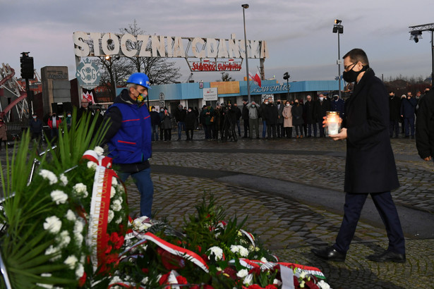 Premier Mateusz Morawiecki podczas ceremonii złożenia wieńców na placu Solidarności pod Pomnikiem Poległych Stoczniowców