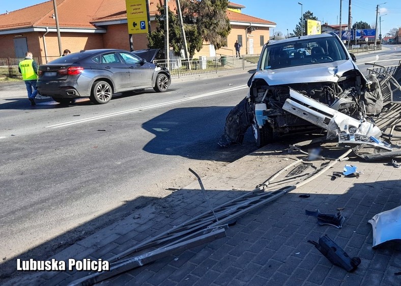 Kierowca skradzionego BMW X6 uciekając przed policją złamał przepisy ruchu drogowego i doprowadził do stłuczki